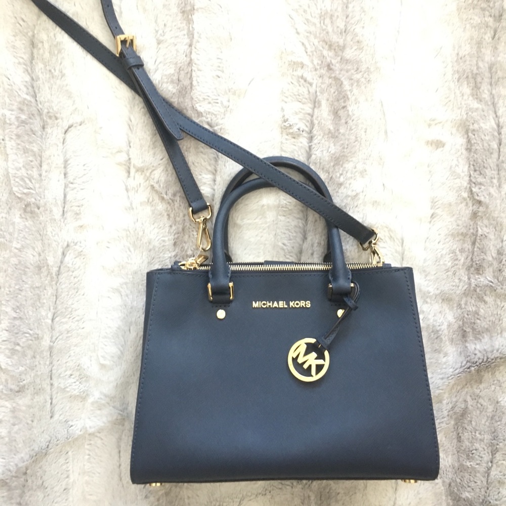 Navy medium-sized Michael Kors purse